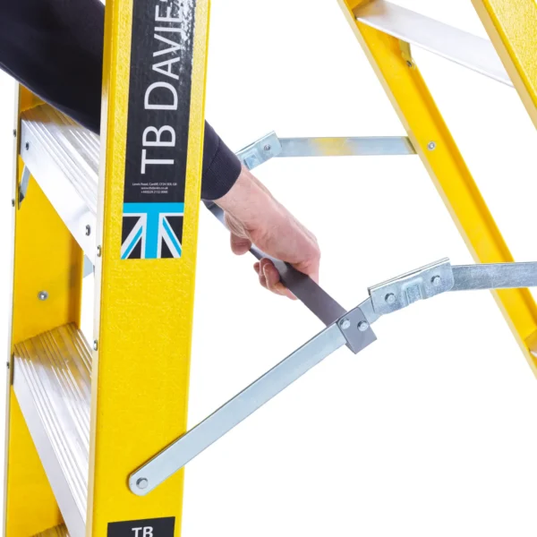 TB Davies INSUL8-S Fibreglass Professional Swingback Step Ladder